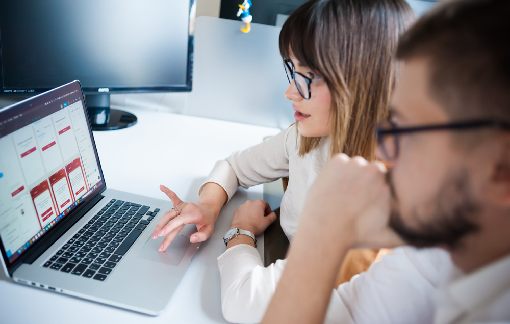 Hademax medewerkers in overleg met klanten over websiteontwikkeling
