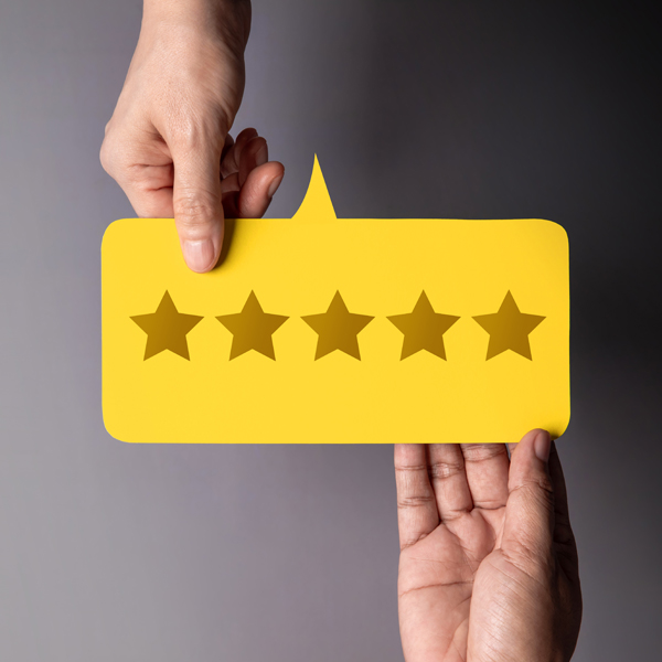 Hademax medewerkers in overleg met klanten over websiteontwikkeling