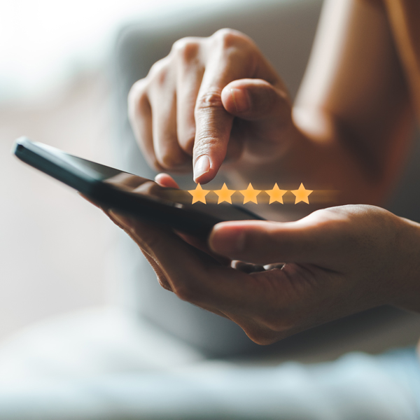 Medewerker van Hademax in gesprek met klant over het ontwikkelingsproces van websites