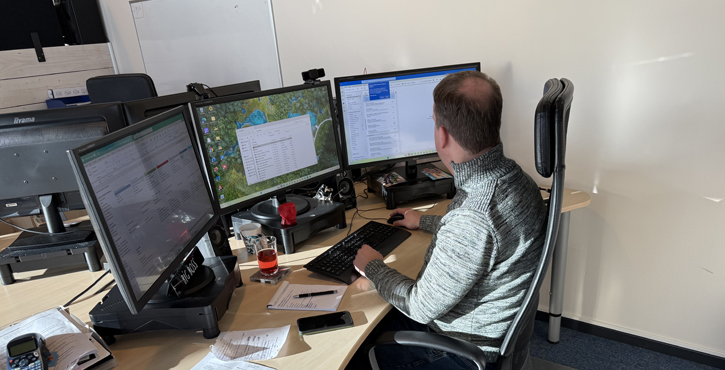 Hademax klantenvergadering met website presentatie op televisie